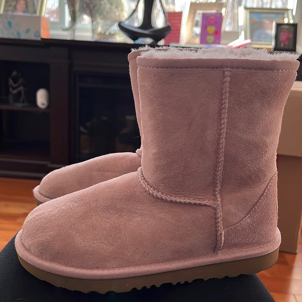 Light pink Ugg boots size 2 EUR 33.5. Practically brand new. No box.